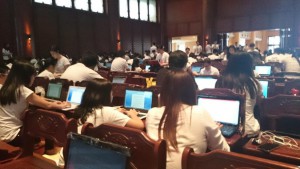 Para Volunteer yang sedang mengetik